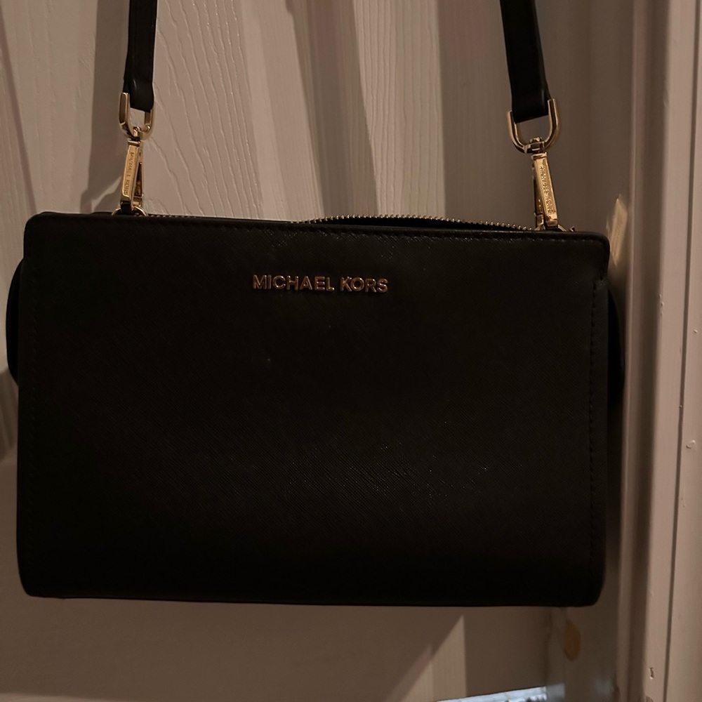 Michael Kors Black Crossbody Bag with Elegant Design
